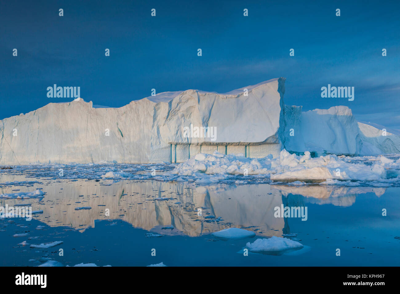 Grönland, Disko-Bucht, Ilulissat, schwimmendes Eis bei Sonnenuntergang Stockfoto