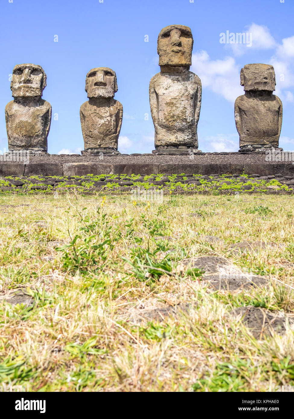 Das Gras und die moais in der Ahu Tongariki Stockfoto