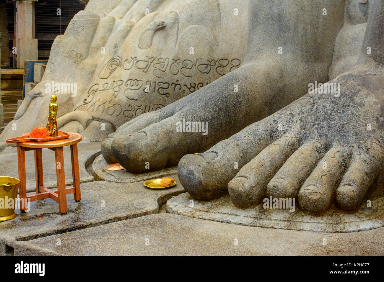 Enorme Fuß von Lord Bahubali Monolithen statue Shravanabelagola Stockfoto