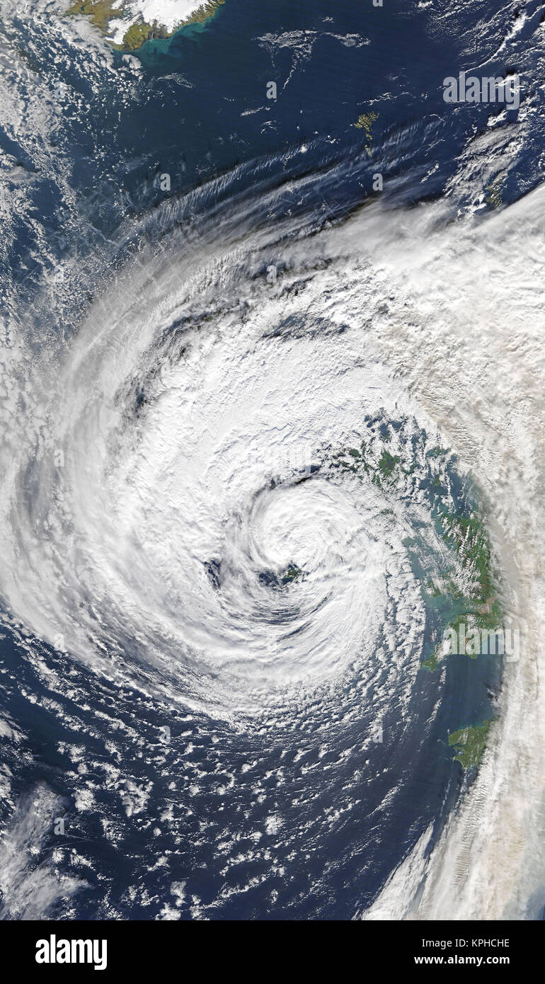 Hurrikan Ophelia geschwächt, und in einem post-tropischen Wirbelsturm am Abend des 15. Oktober 2017. Aber der Sturm gepflegt genug Kraft, um zerstörerische Winde und Regen Irland und das Vereinigte Königreich, die am nächsten Tag zu liefern. Die Moderate Resolution Imaging Spectroradiometer (MODIS) auf der NASA-Satelliten Terra erfasst dieses Bild von Ophelia am 12:55:00 Uhr Ortszeit (11:55 Universal Time) am 16. Oktober 2017. Stockfoto