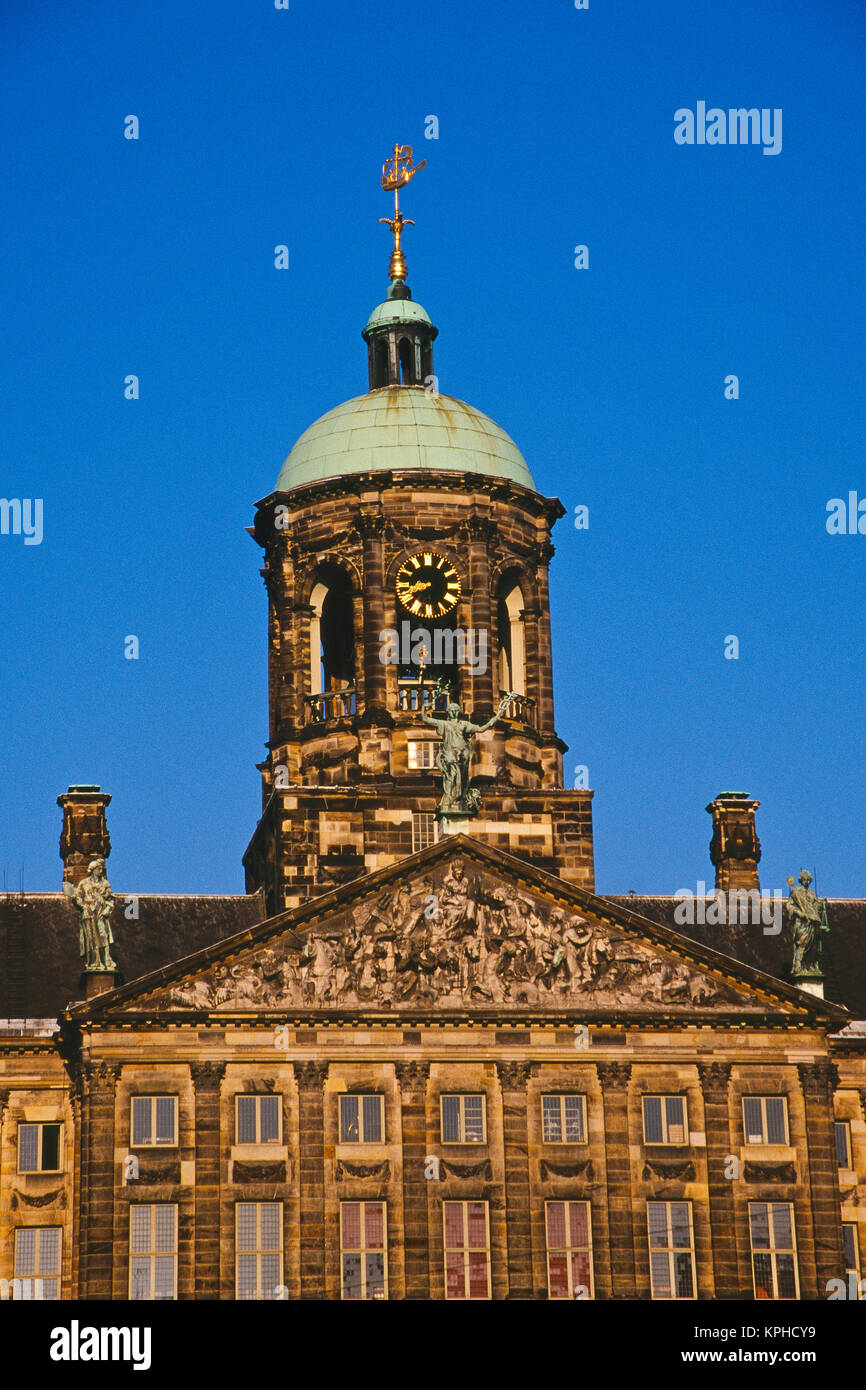 Die Niederlande, North Holland, Amsterdam, Dam Platz, der königliche Palast (Koninklijk Paleis) ursprünglich erbaut wurde das Rathaus zu werden. Stockfoto