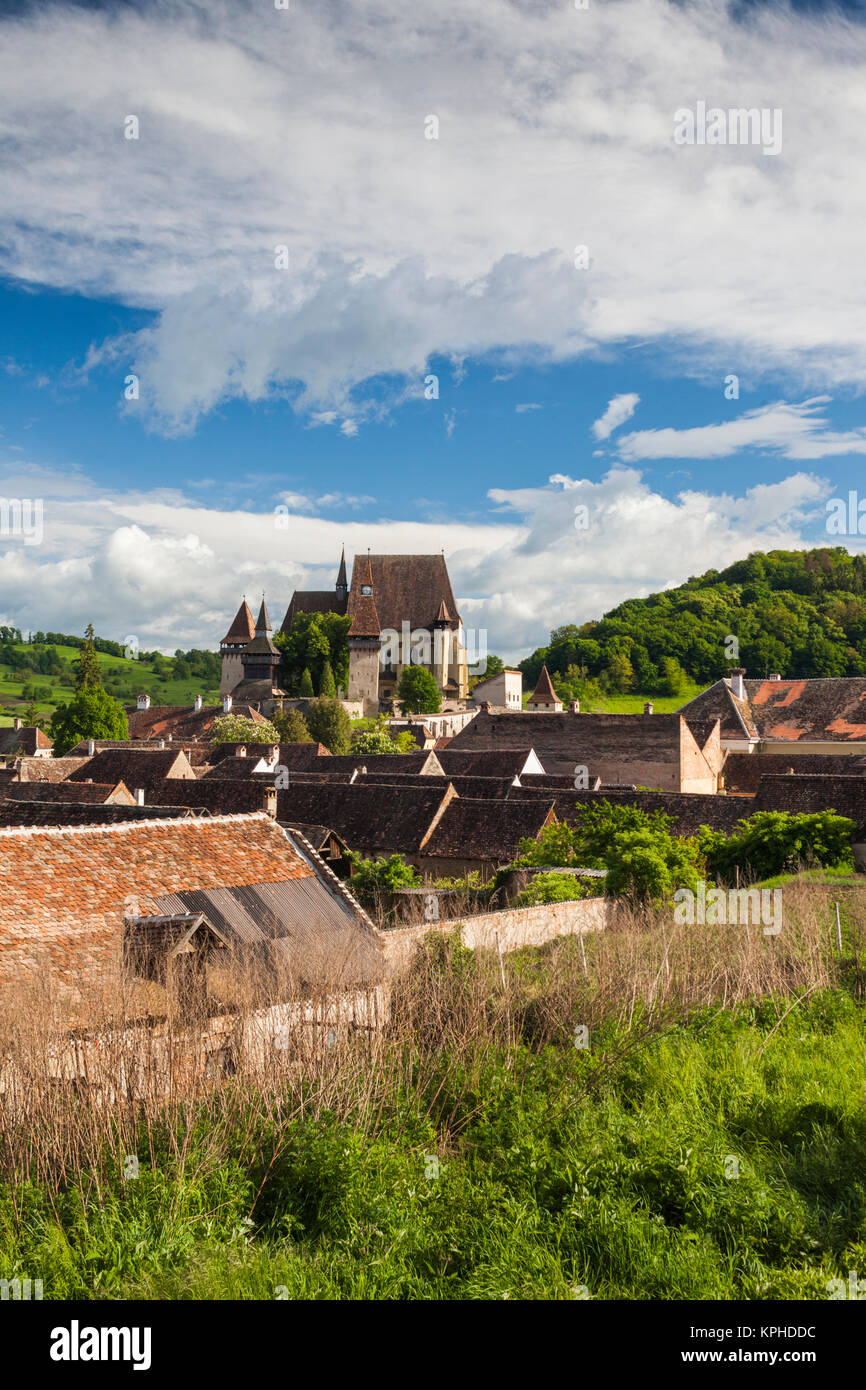 Rumänien, Transsilvanien, Birthälm, befestigten 15. Jahrhundert sächsischen Kirche, erhöhten Blick Stockfoto