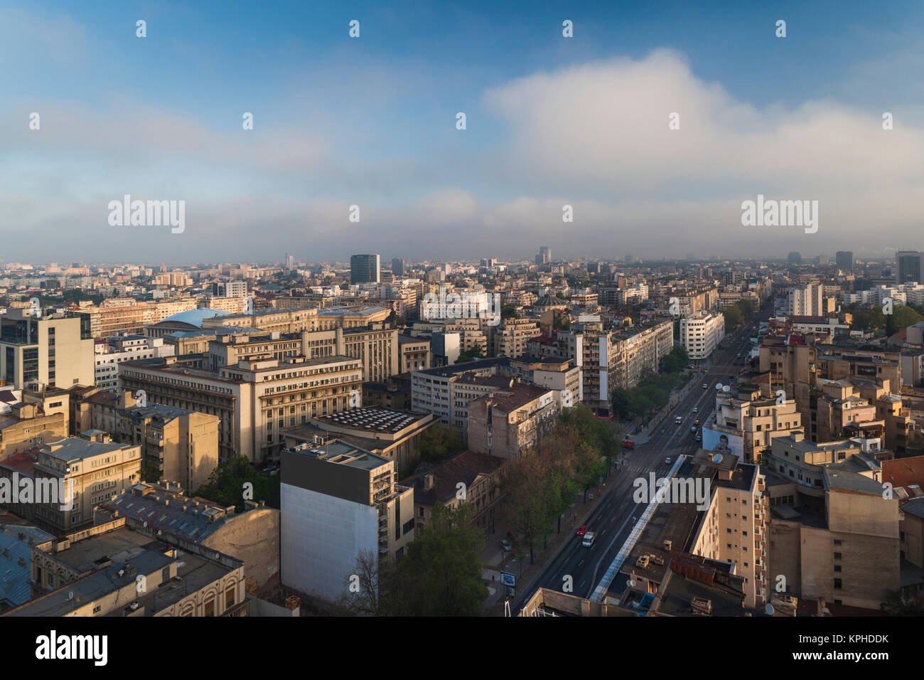 Rumänien, Bukarest, Zentrum von Bukarest, erhöhten Blick über Nicolae Balcescu Prachtstraße, Morgendämmerung Stockfoto