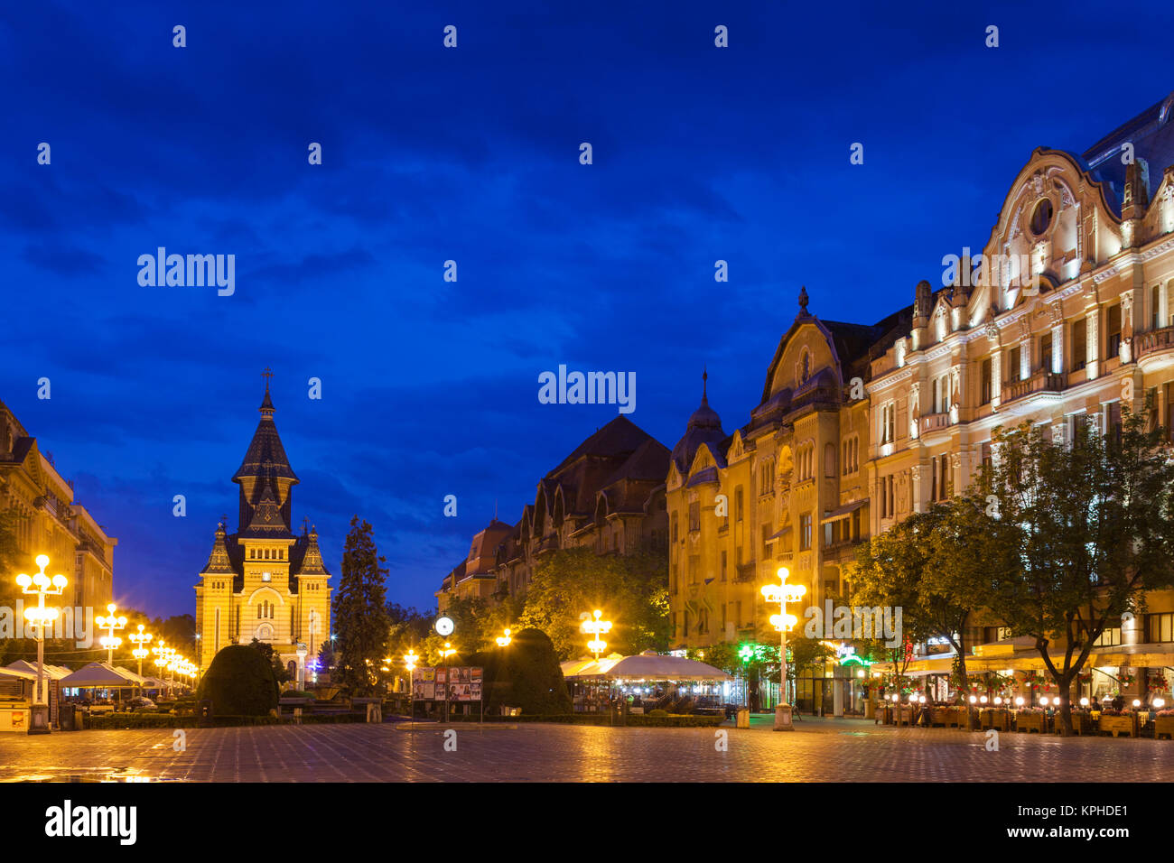 Rumänien, Banat, Timisoara, Piata Victoriei Square und der Metropolitan Kathedrale, Abend Stockfoto