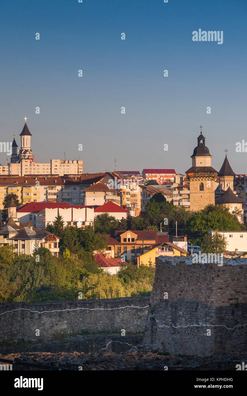 Rumänien, Bucovina Region, Suceava, erhöhte Stadtansicht von der Zitadelle, Morgendämmerung Stockfoto