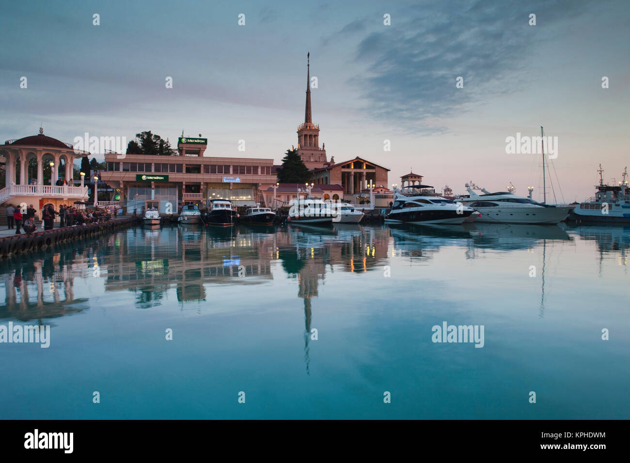 Russland, Schwarzmeer-Küste, Sotschi, Sea Terminal Building, Sonnenuntergang Stockfoto