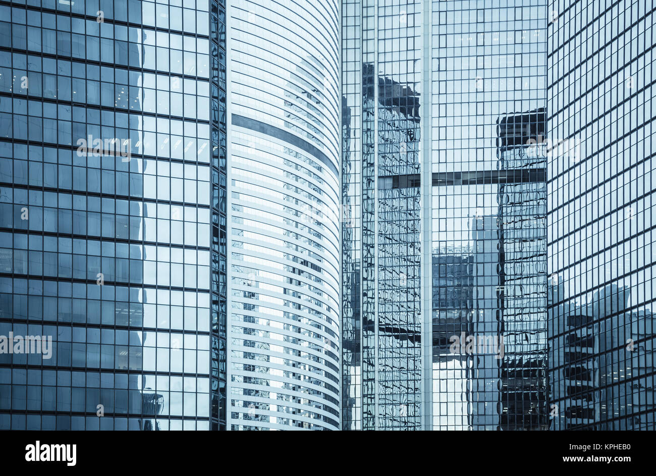 Zusammenfassung Hintergrund Foto, moderne Architektur. Wolkenkratzer aus Glas und Stahl mit blauen Reflexen Stockfoto