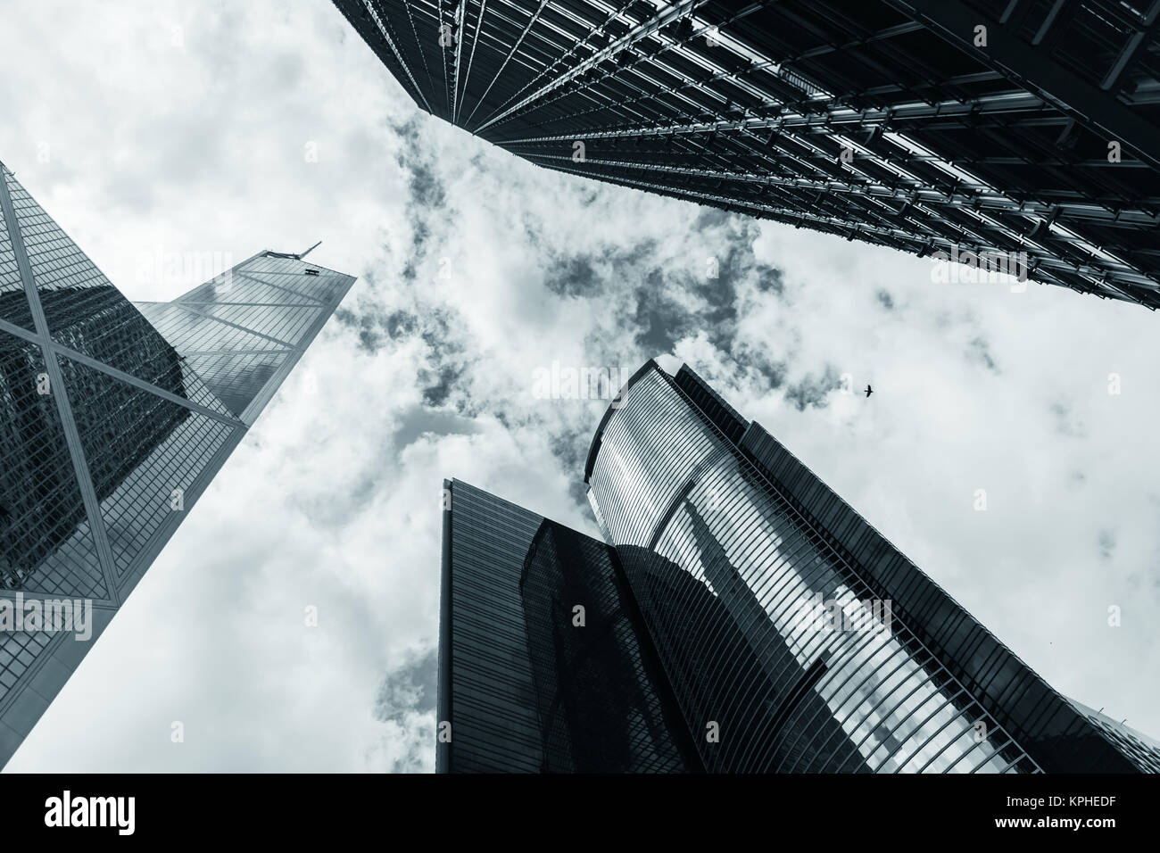 Stadt Himmel mit Business Wolkenkratzer, hohes Bürogebäude in Hongkong. Blau getönten Schwarz-Weiß-Foto Stockfoto
