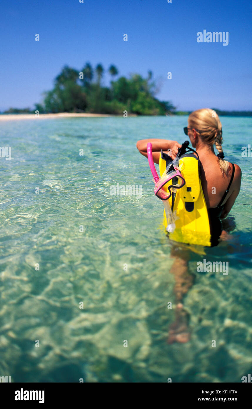 Salomonen, Nggaranomah Insel. Frau mit Tauchausrüstung (MR Stockfotografie  - Alamy