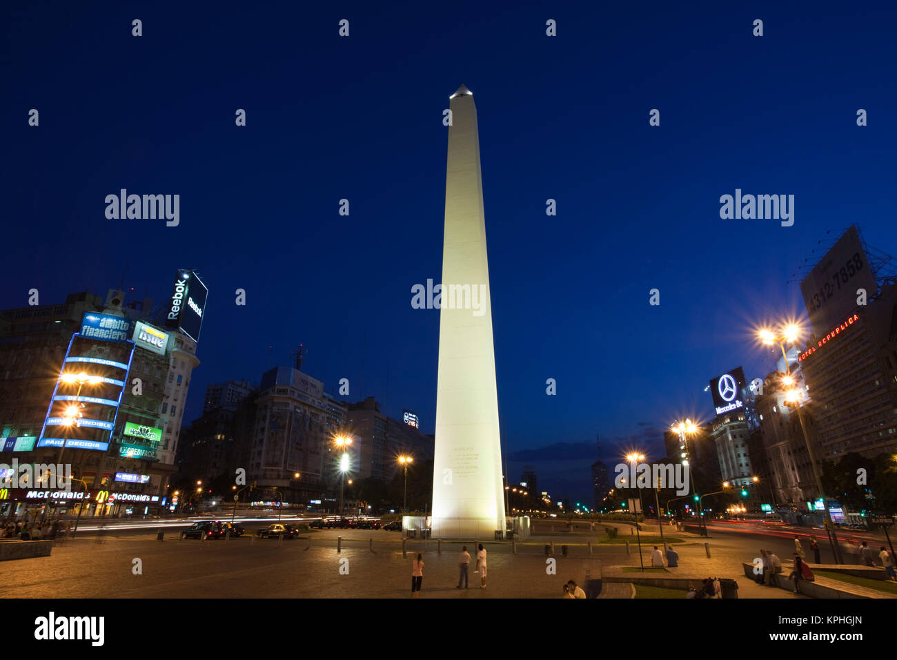 Argentinien, Buenos Aires. El Obelisko, Symbol der Argentinien, Avenida 9 de Julio, Plaza de la Republica, Abend, Straße. Stockfoto