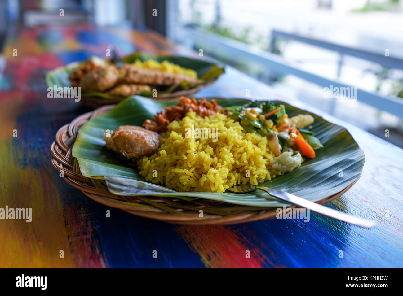 Vegane oder vegetarische Gerichte restaurant Seitenansicht, pikanten indischen Reis in der Schüssel. Gesunde traditionelle östliche lokales Essen ohne Fleisch Stockfoto