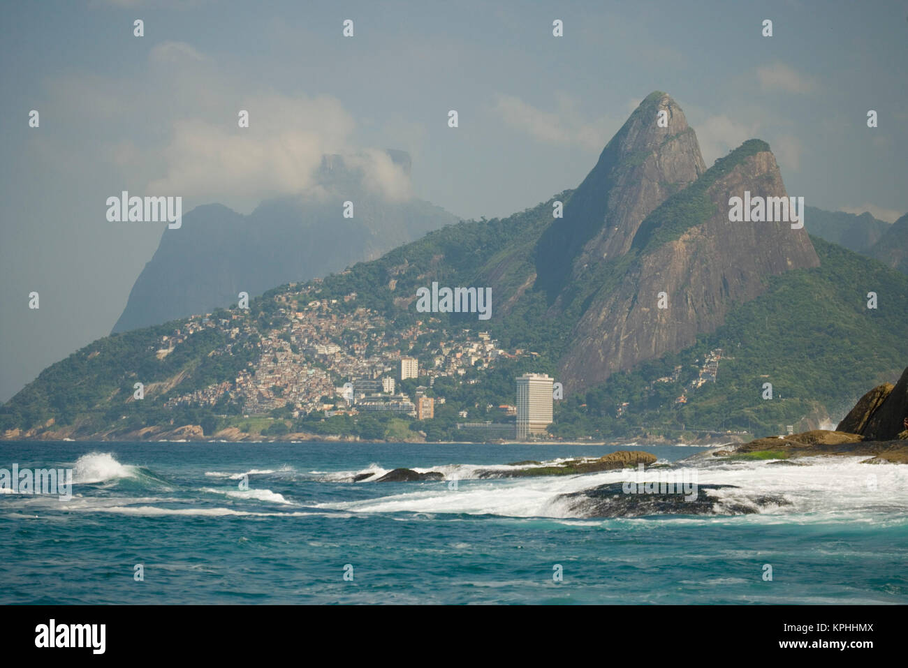 Ponta do Arpoador, in der Nähe von Ipanema Beach, die Brüder Gipfel hinter, Rio de Janeiro, Brasilien Stockfoto