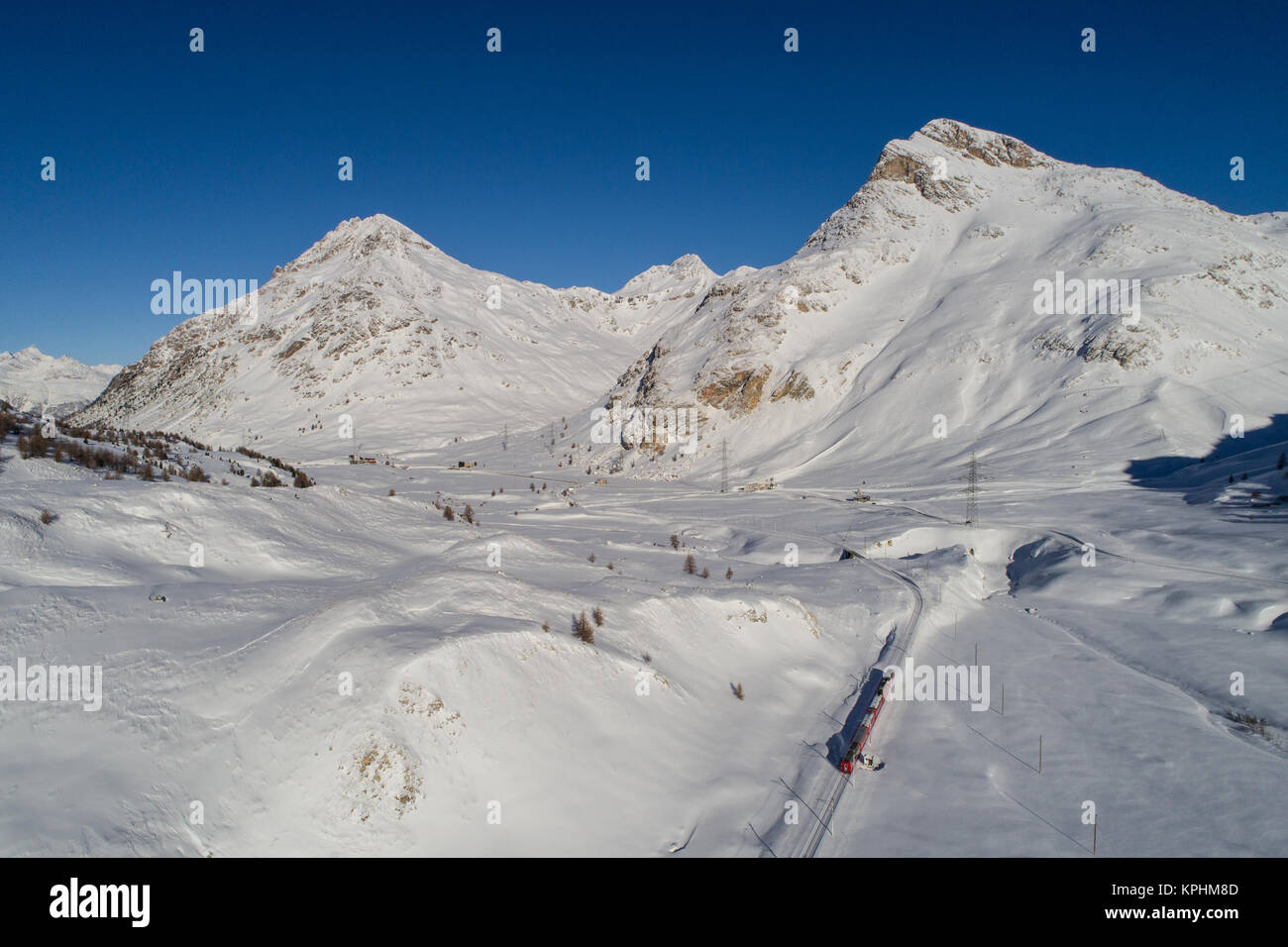 Red Train von Bernina, Luftbild. Engadin mit Schnee bedeckt Stockfoto