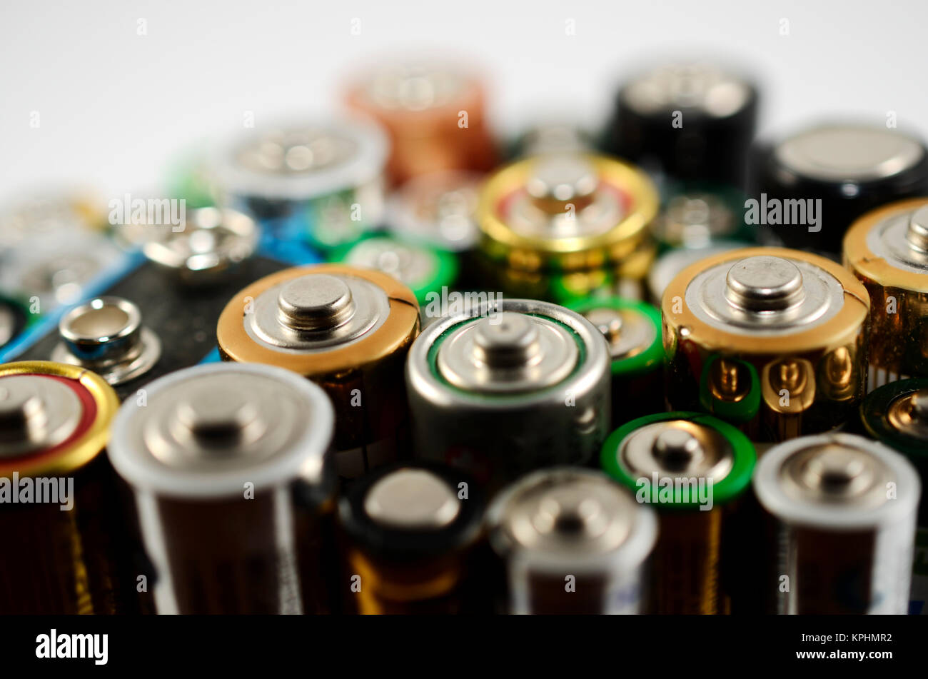 Viele alte, verbrauchte Batterien, blure Bild Stockfoto