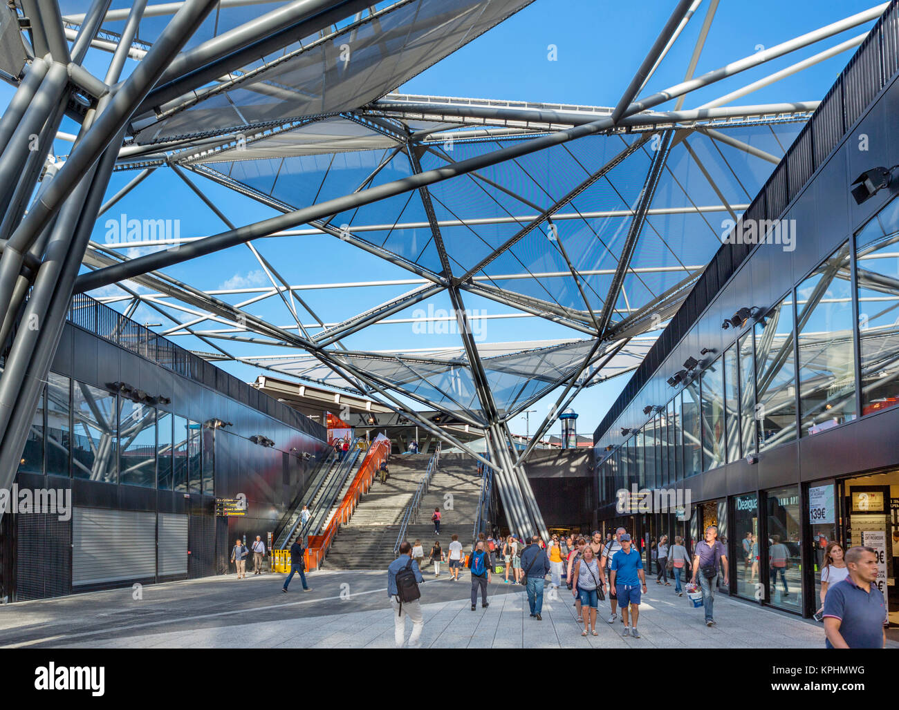 Geschäfte in der Galleria Piazza Garibaldi, Hauptbahnhof, Neapel, Kampanien, Italien Stockfoto