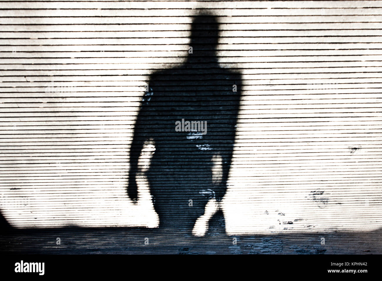 Verschwommene Schatten einer Person zu Fuß Stockfoto