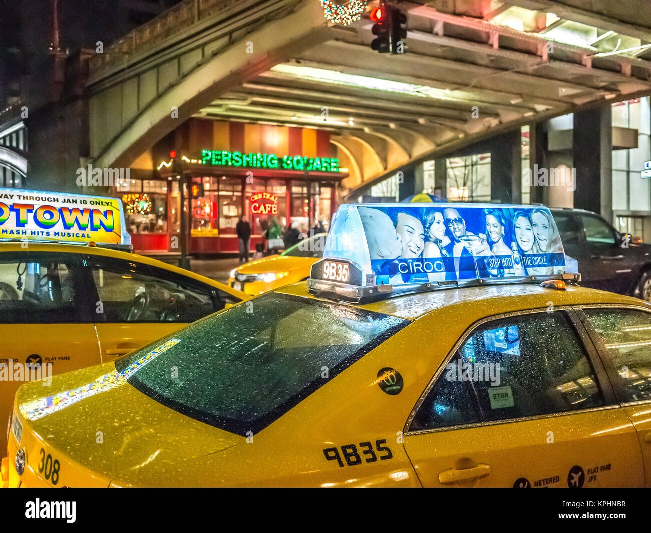 NEW YORK, USA - 3. Januar 2015 Pershing Square Gebäude und die Brücke vor dem Grand Central ist an der Kreuzung der Park Avenue und 42 Stockfoto