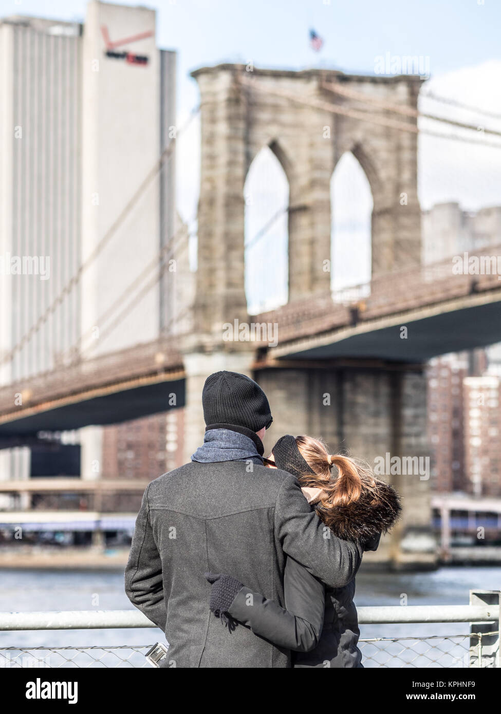 NEW YORK, USA - Januar 5, 2015: Ein paar genießen Sie den Blick auf die Brooklyn Bridge in einem Wintermorgen. Stockfoto