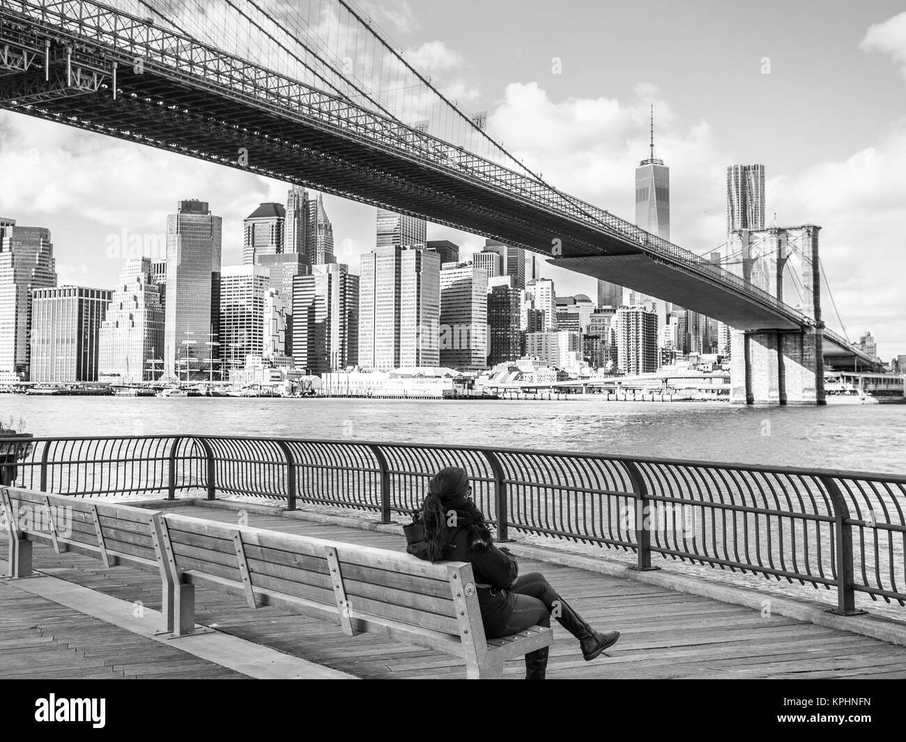 Die Frau der Brooklyn Bridge Stockfoto