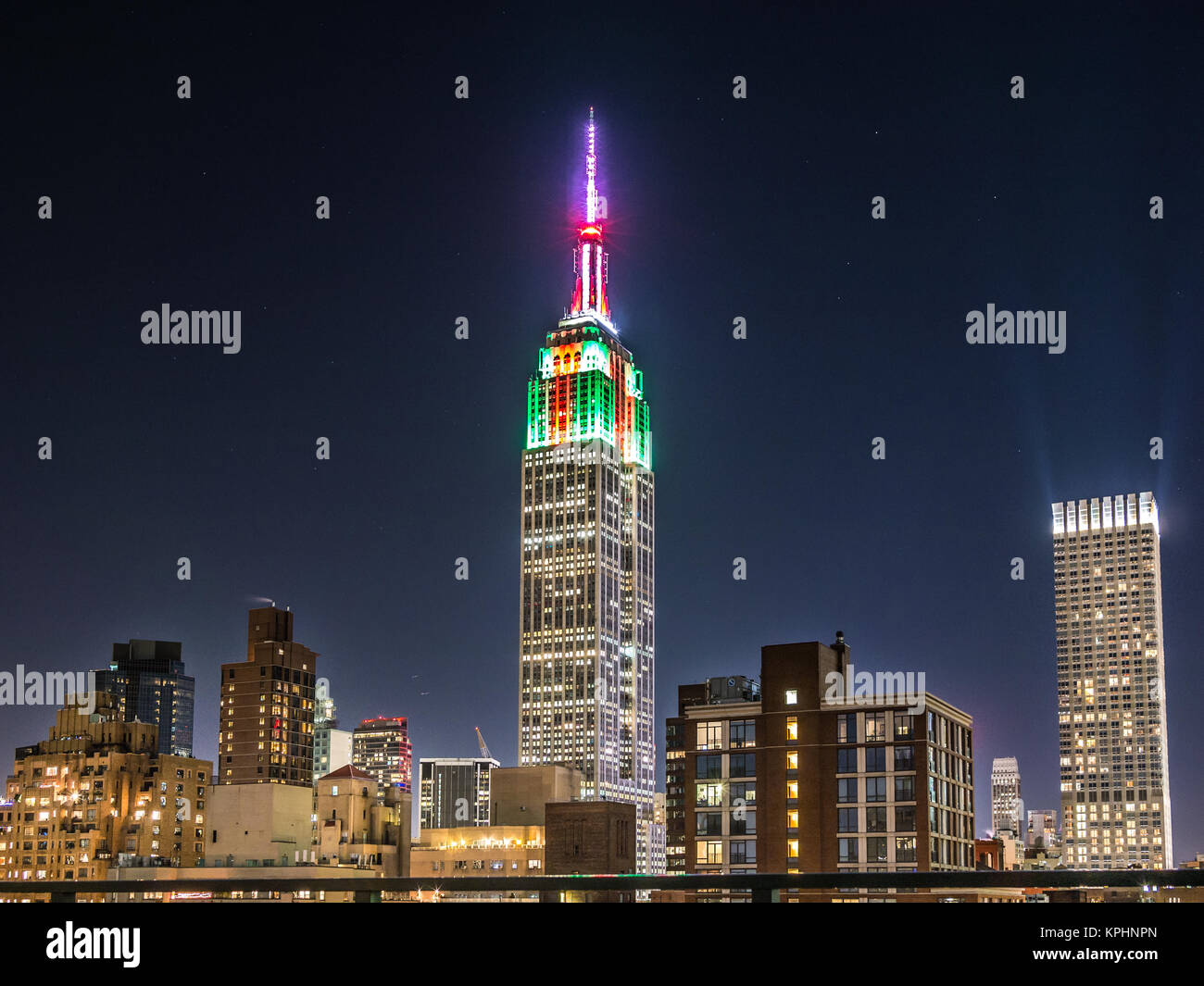 NEW YORK, USA - Januar 5, 2015: Das Empire State Building über die Manhattan Bridge am Nachmittag gesehen. Das Empire State Building ist ein 102-Stor Stockfoto