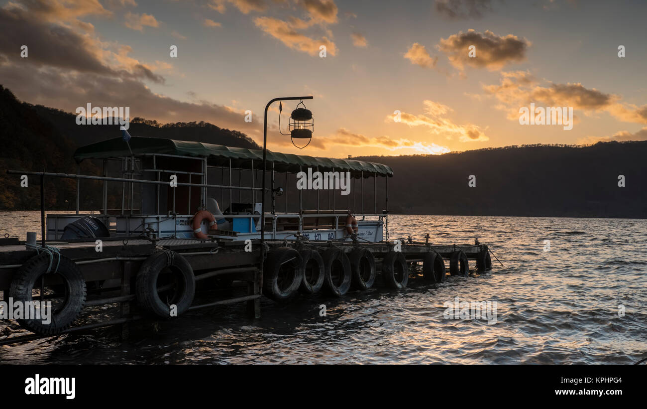 Schöne Sicht auf ein Schiff Kreuzfahrt auf Herbst See Towada Hachimantai Towadako im Nationalpark Stockfoto