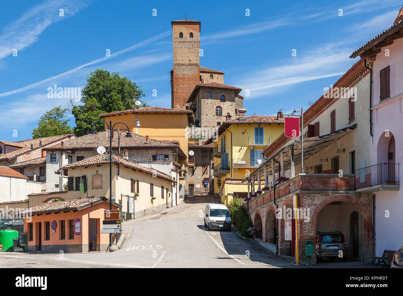 Stadt von Serralunga d'Alba, Italien Stockfotografie - Alamy