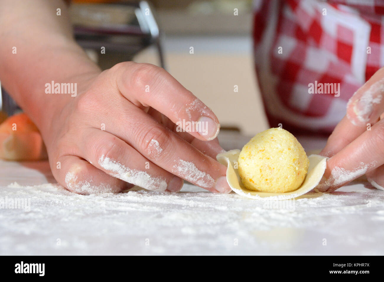 Ostern sardische Spezialitäten. Vorbereitung des Pardulas vor dem Kochen Stockfoto