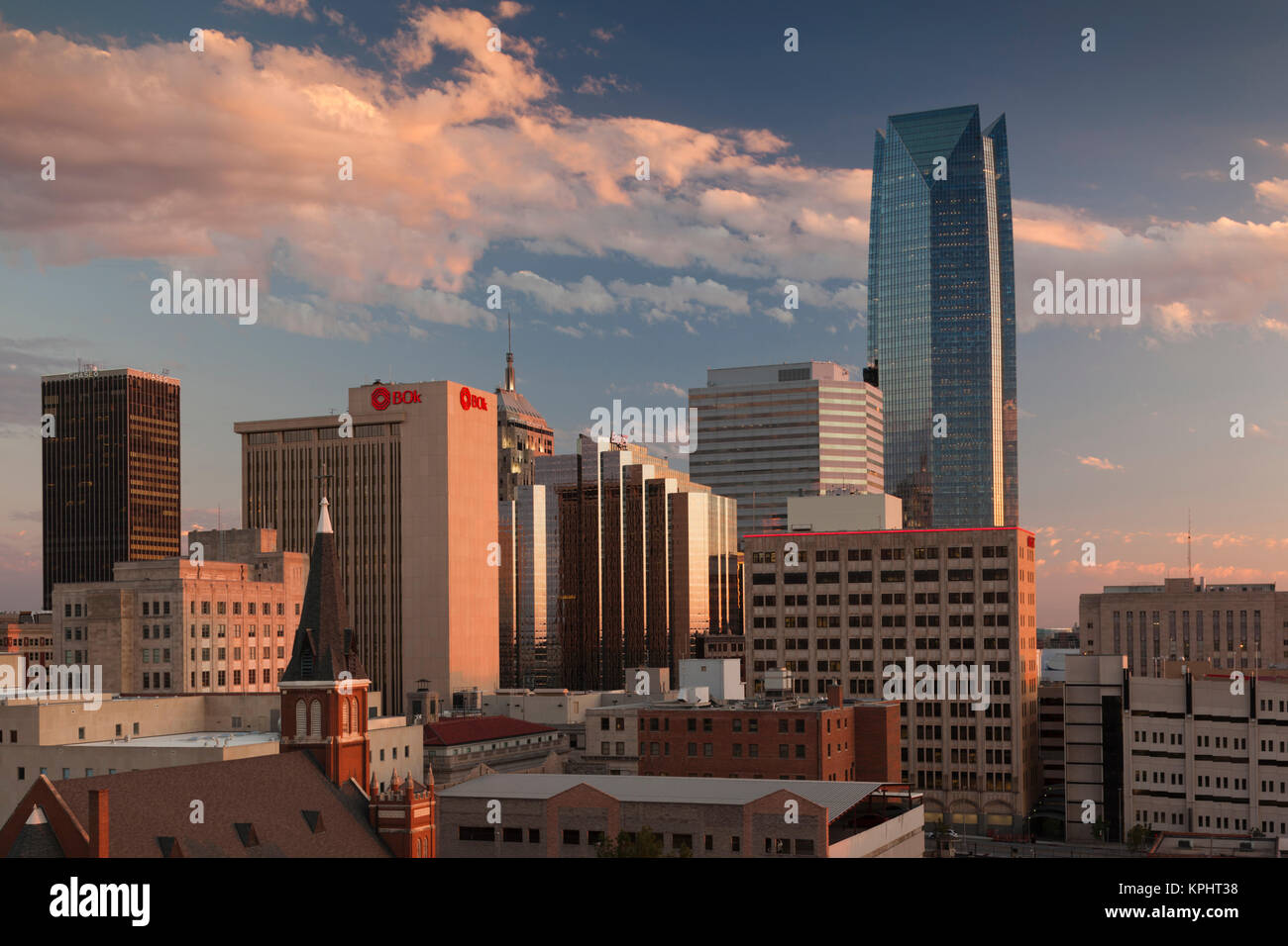 USA, Oklahoma, Oklahoma City, erhöhten Stadt Skyline mit Devon Tower in der Abenddämmerung Stockfoto