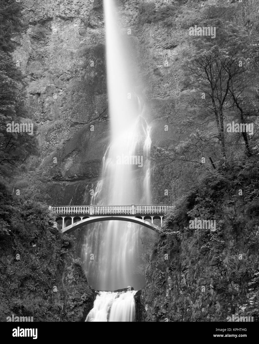 USA, California, Columbia River Gorge, Brücke vor Multnomah Falls (Large Format Größen verfügbar) Stockfoto