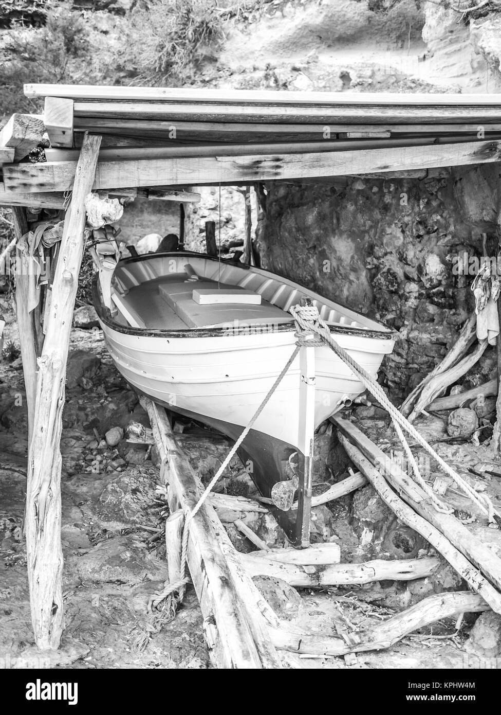 Ein Boot im Bootshaus Stockfoto