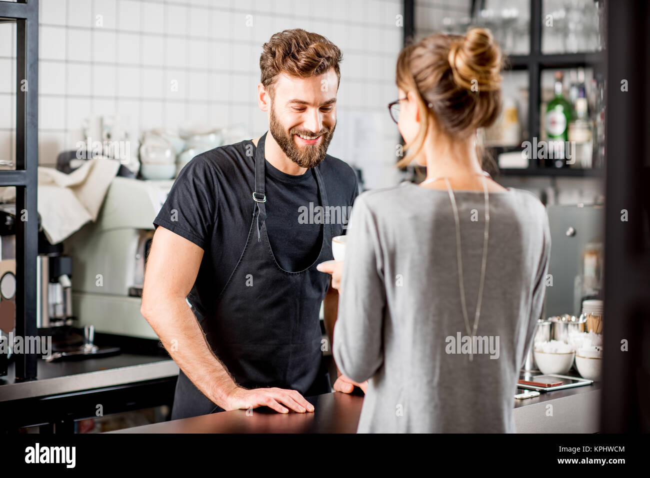 Barista mit Client im Cafe Stockfoto