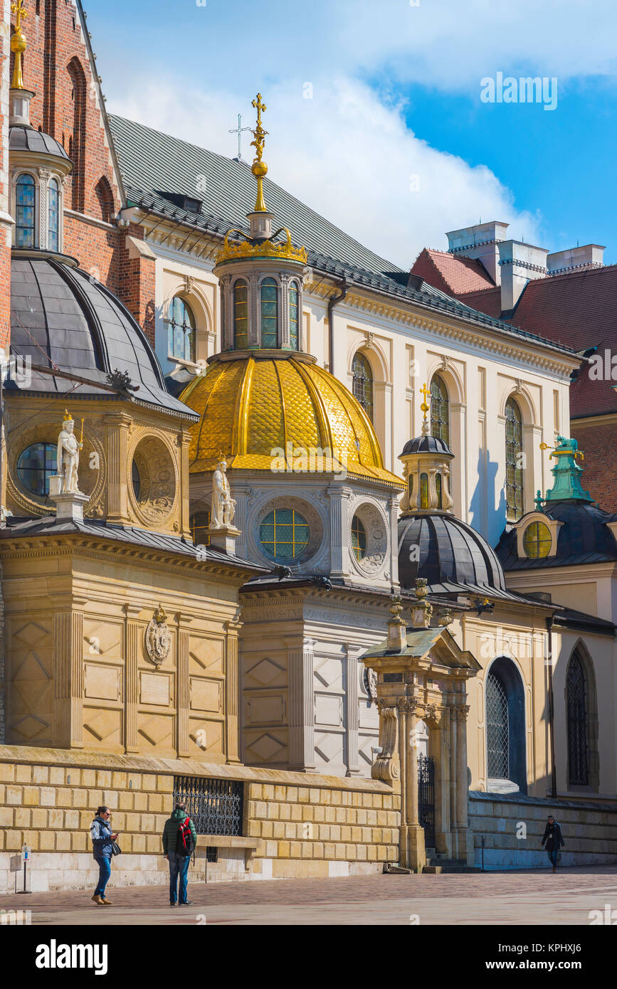 Polen Touristen, auf Wawel Hill zwei mittleren Alters Touristen Pause eine Reihe von Laterne Kuppeln an der Fassade der Kathedrale von Krakau, Polen zu besuchen. Stockfoto