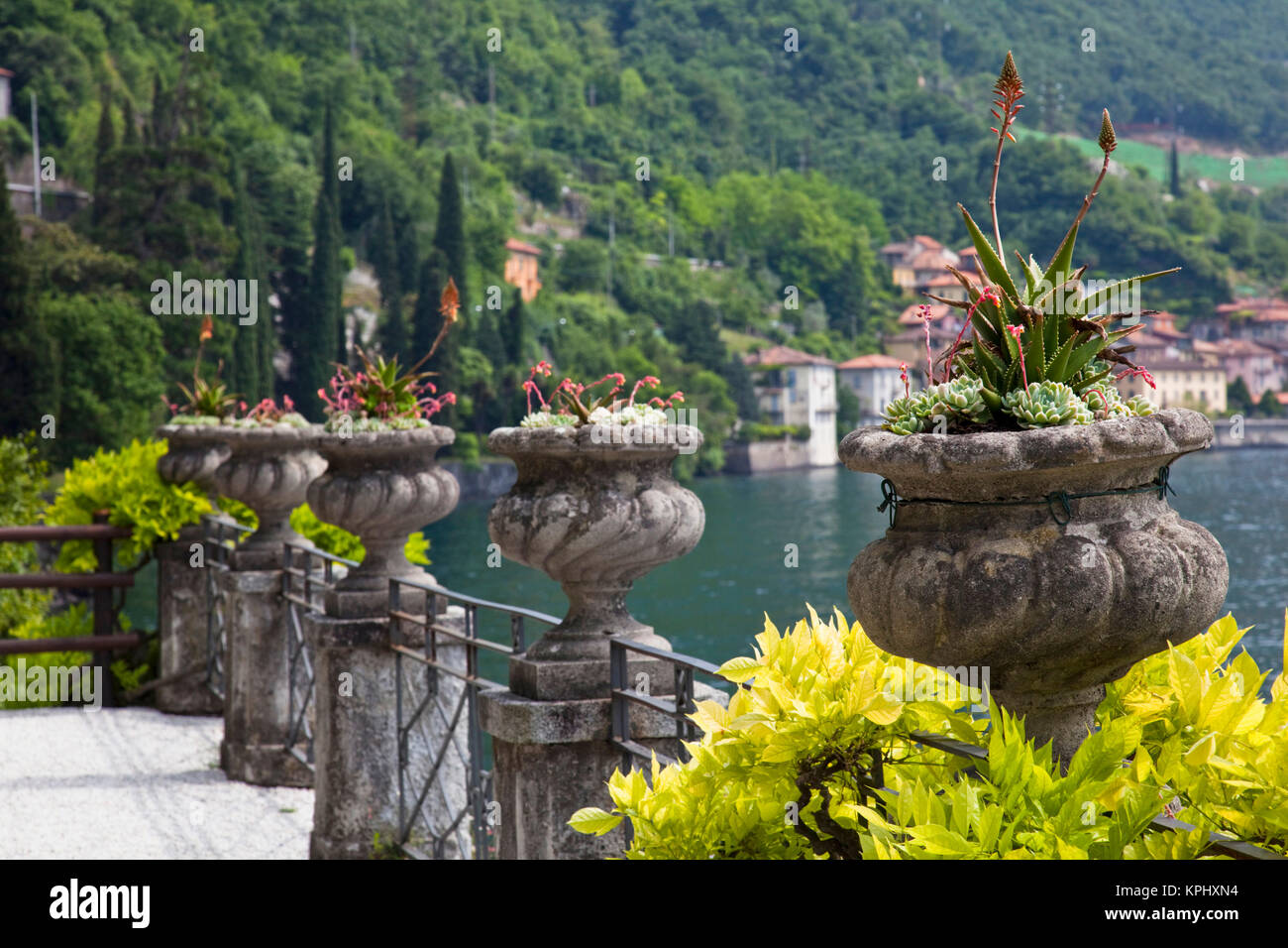 Die Villa Monastero, Gärten und Seeufer, Varenna, Lecco, Italien Stockfoto