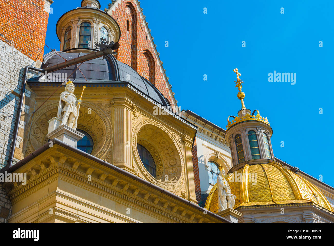 Die Kathedrale von Krakau, Detail der Twin Kuppeln und Statuen der Apostel über dem Zygmunt Kapelle auf der Außenseite der Kathedrale auf dem Wawel Hill, Krakau. Stockfoto