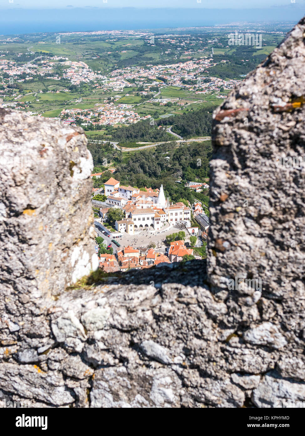 Blick auf Sintra Village und den Atlantik aus einer zinne in den Mauren Schloss Stockfoto
