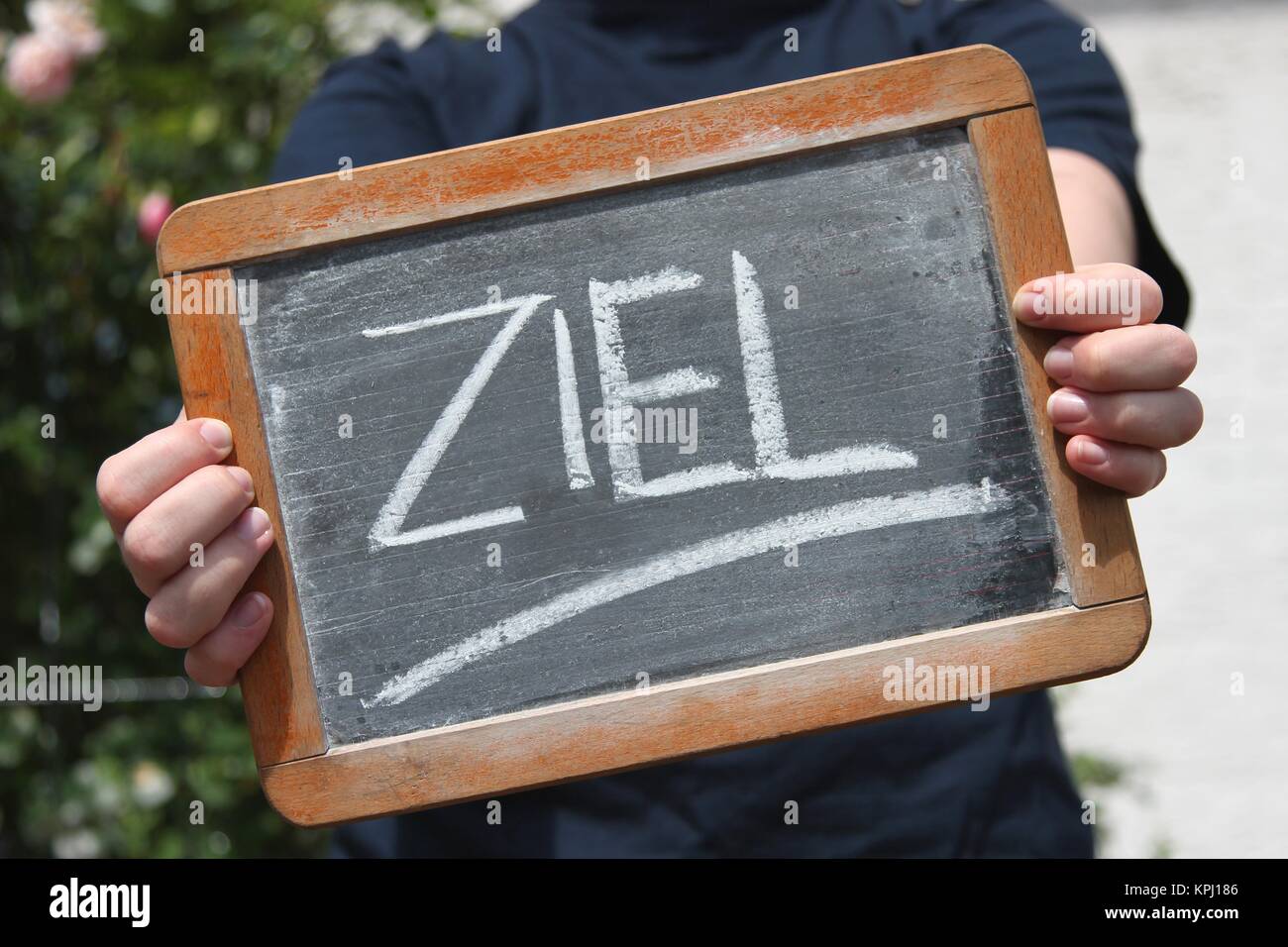 ZIEL (Ziel/Finish in Deutscher Sprache) Geschrieben mit Kreide auf Schiefer von jungen weiblichen gezeigt Stockfoto