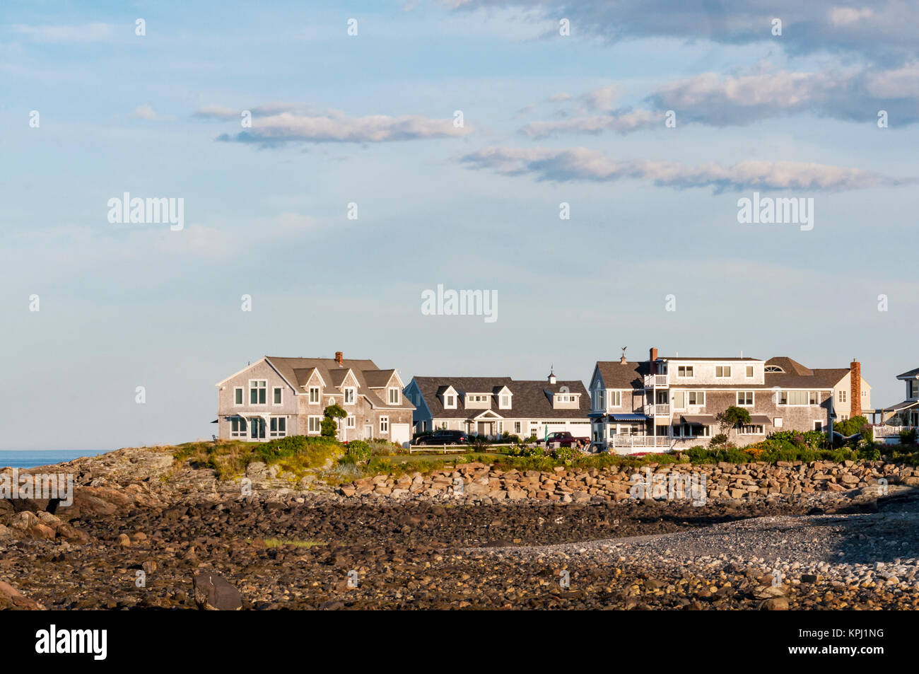 Häuser in der Nähe der Küste mit blauen und Clean Sky in Maine, USA Stockfoto