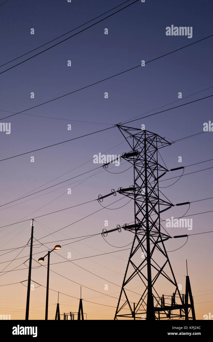 Silhouetten von Strom Pylon und Stromleitungen gegen Himmel bei Dämmerung, Wilson Sperren und Dam, Florence, Alabama, USA Stockfoto