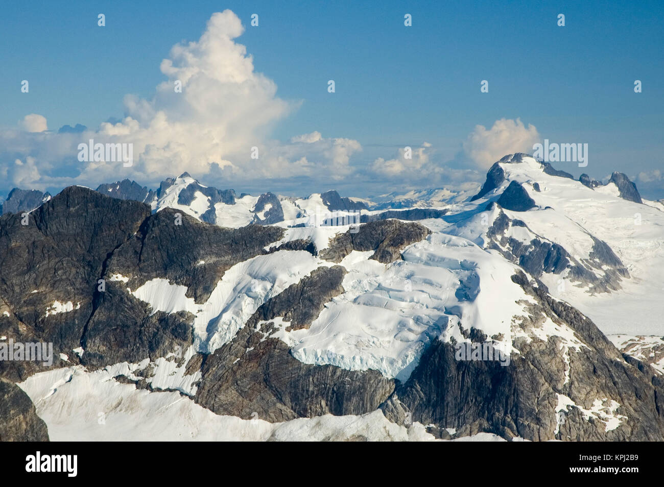 Nordamerika, USA, AK. Dramatische Coastal Mountains - Grenze zwischen uns und British Columbia - vista von Wasserflugzeug Stockfoto