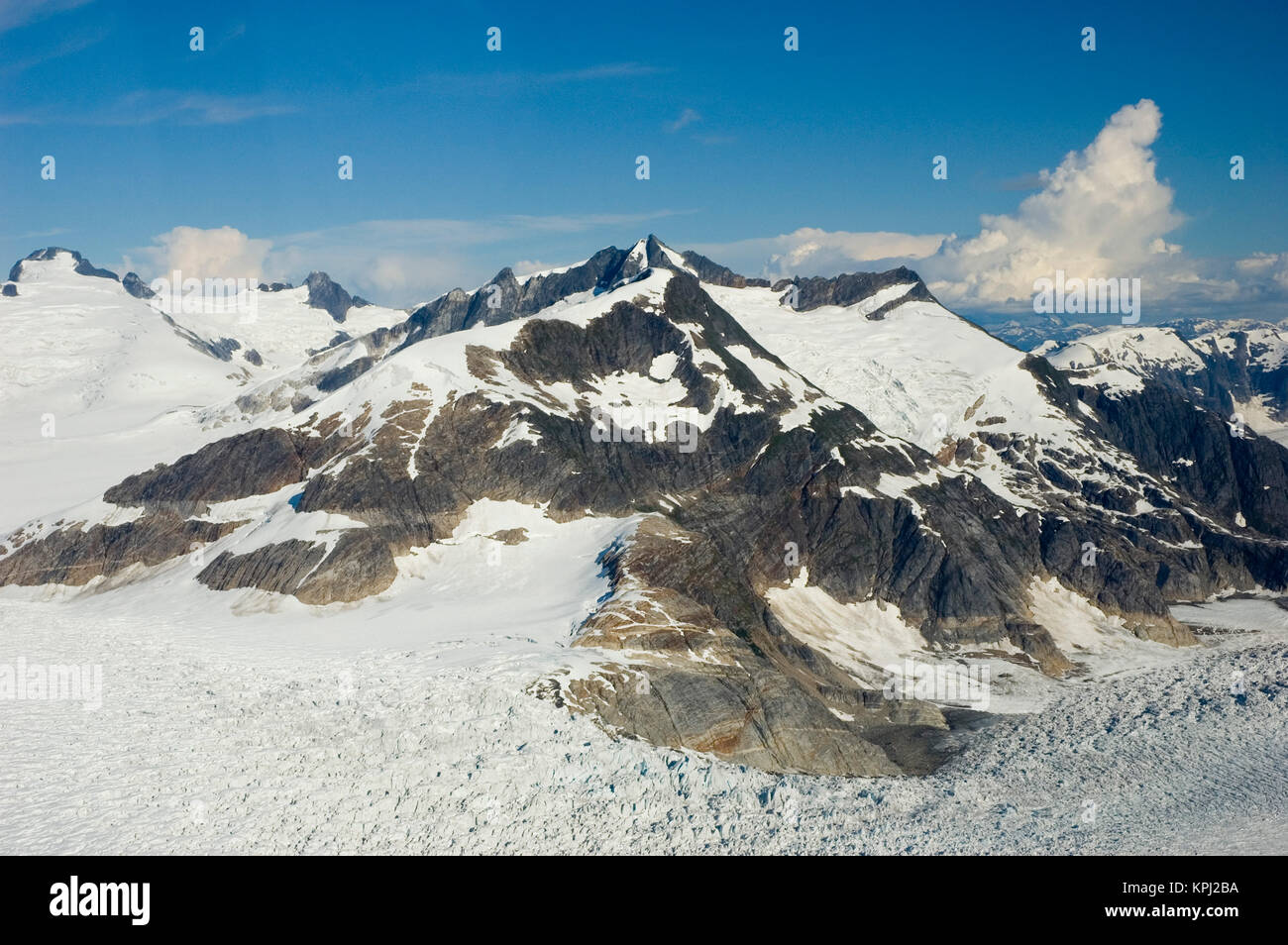 Nordamerika, USA, AK, dramatische Küstenberge und Icefields von float Flugzeug gesehen. Grenze zwischen uns und British Columbia Stockfoto