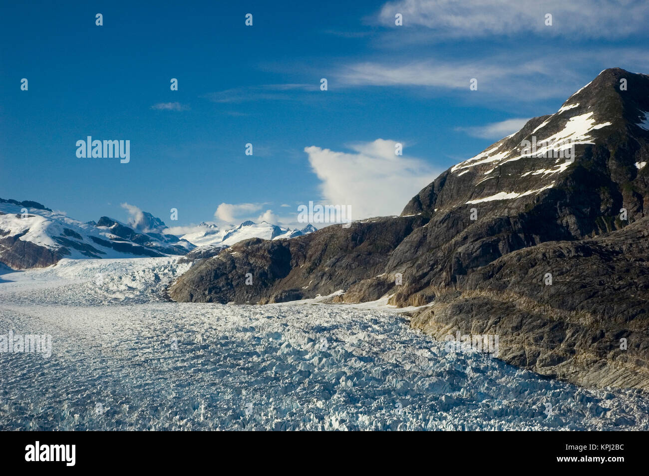 Nordamerika, USA, AK, Coastal Mountains form Grenze zwischen uns und British Columbia. Dramatische Vista von eisfeldern und Gletscher aus dem Wasserflugzeug Stockfoto