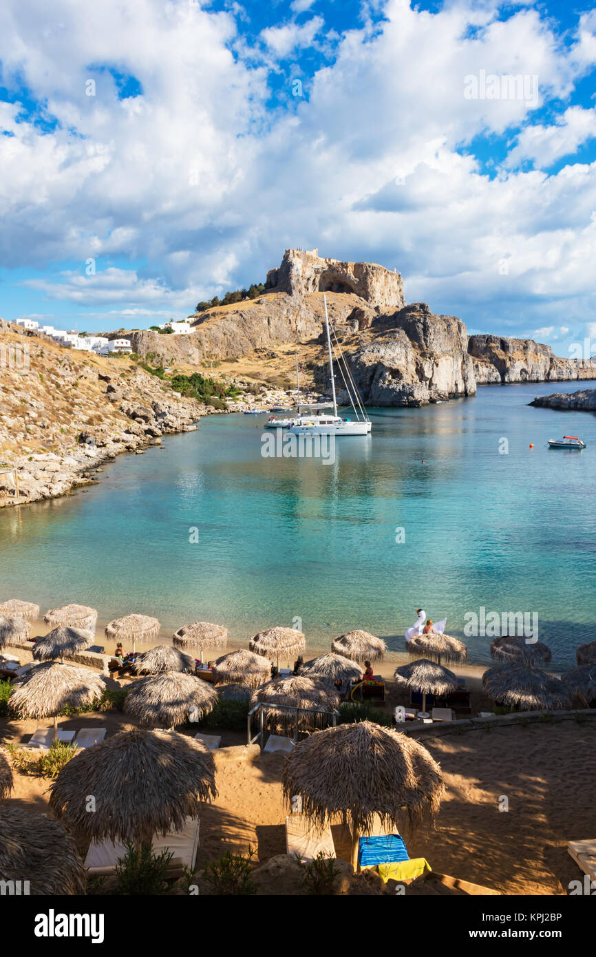 Schöner Strand in St. Paul's Bay, im Hintergrund die Akropolis von Lindos (Rhodos, Griechenland) Stockfoto