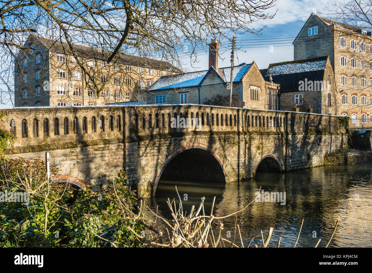 Einen kurzen Spaziergang vom Stadtzentrum, St Johns Brücke überquert den Fluss Avon zu den historischen Silk Mills am Rande des Wiltshire Stadt Malmesbury. Stockfoto