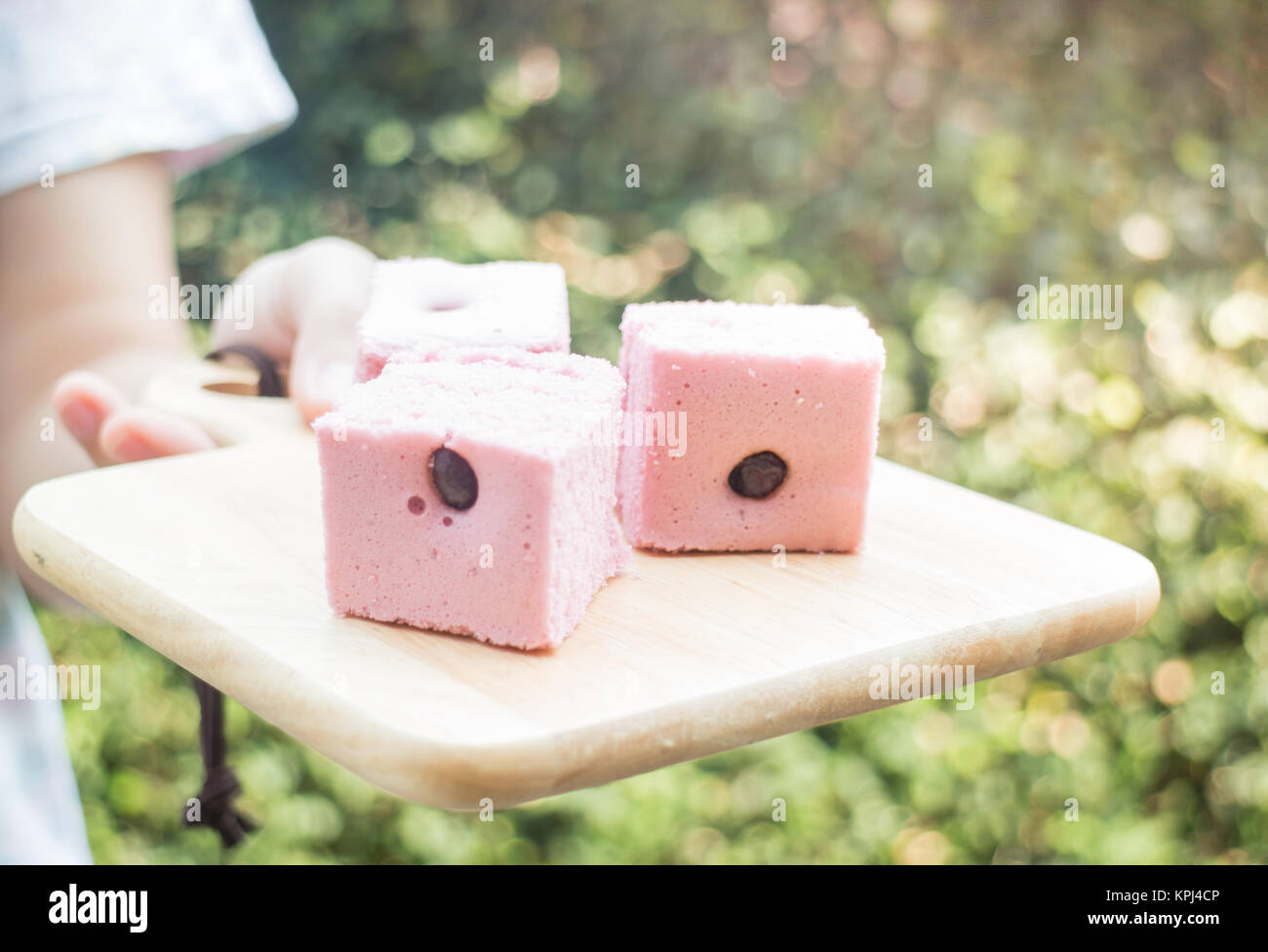 Hand auf Thai mit gedämpftem Baumwolle Kuchen Stockfoto