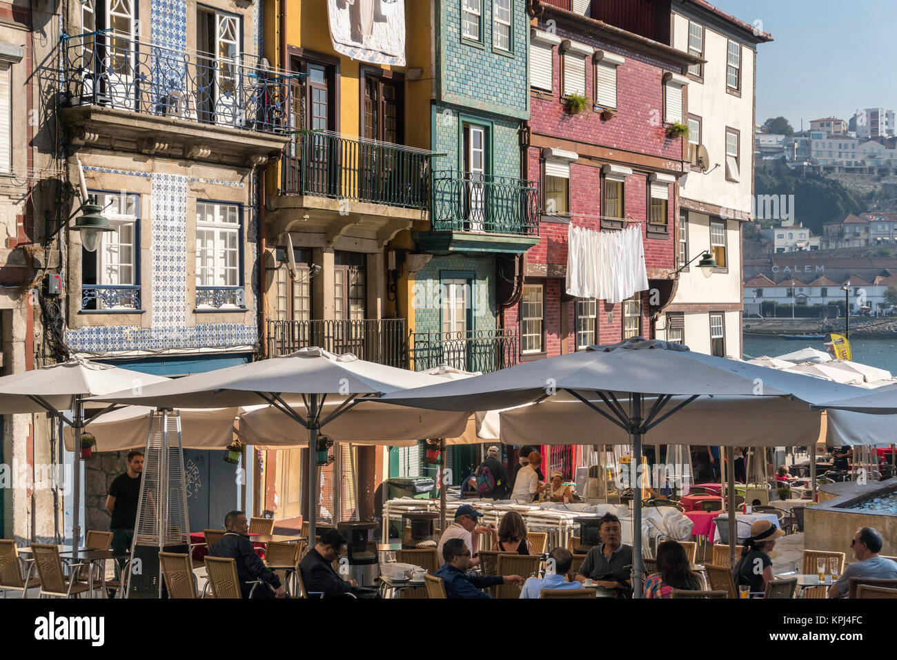 Cafés, Bars und traditionellen alten Fliesen- Häuser am Wasser im Stadtteil Ribeira von Porto, Portugal Stockfoto