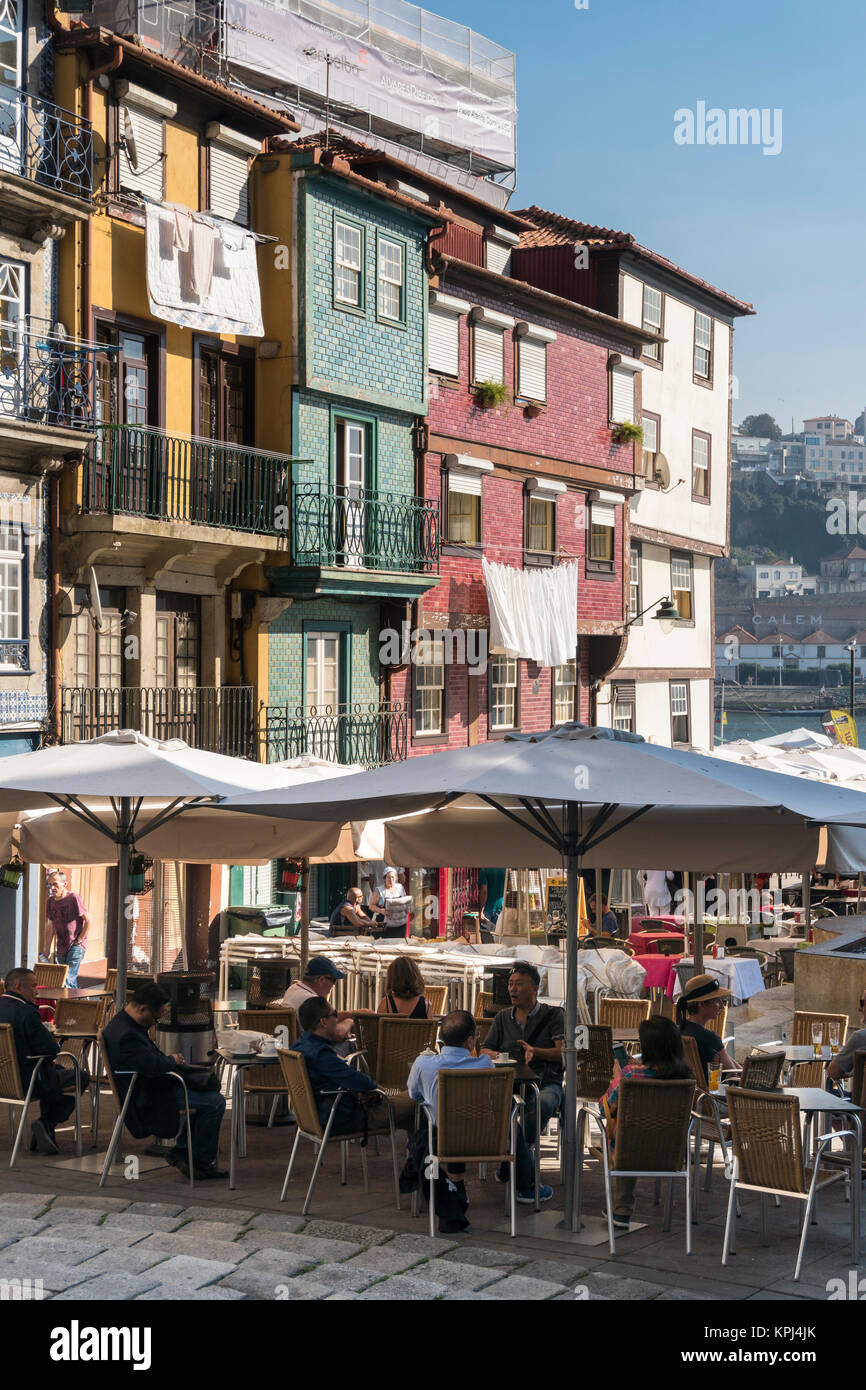 Cafés, Bars und traditionellen alten Fliesen- Häuser am Wasser im Stadtteil Ribeira von Porto, Portugal Stockfoto