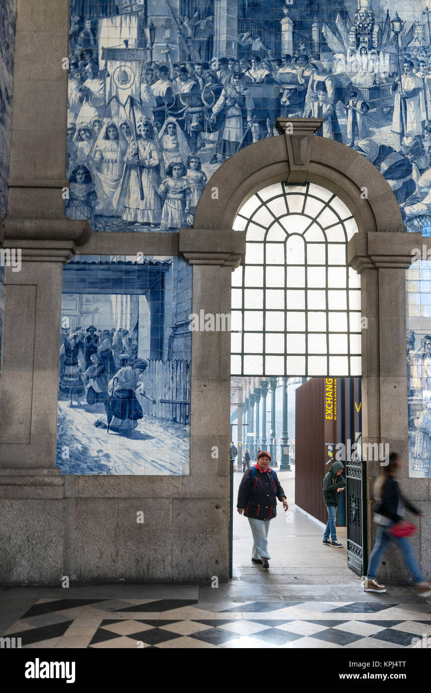Traditionelle dececorated Fliesen, Azulejos, in Sao Bento Bahnhof in Porto, Portugal Stockfoto