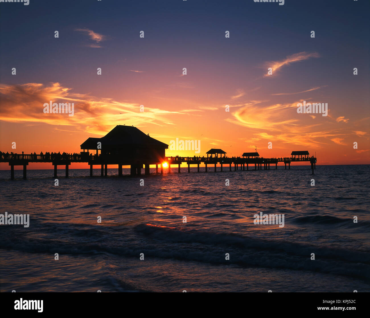 USA, Florida, Clearwater Beach und Pier bei Sonnenuntergang, (großes Format Größen verfügbar) Stockfoto