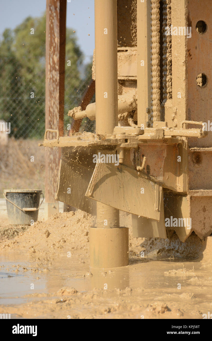 Brunnen bohren. Der Beginn einer Perforation für unterirdische Wasser Exploration Stockfoto