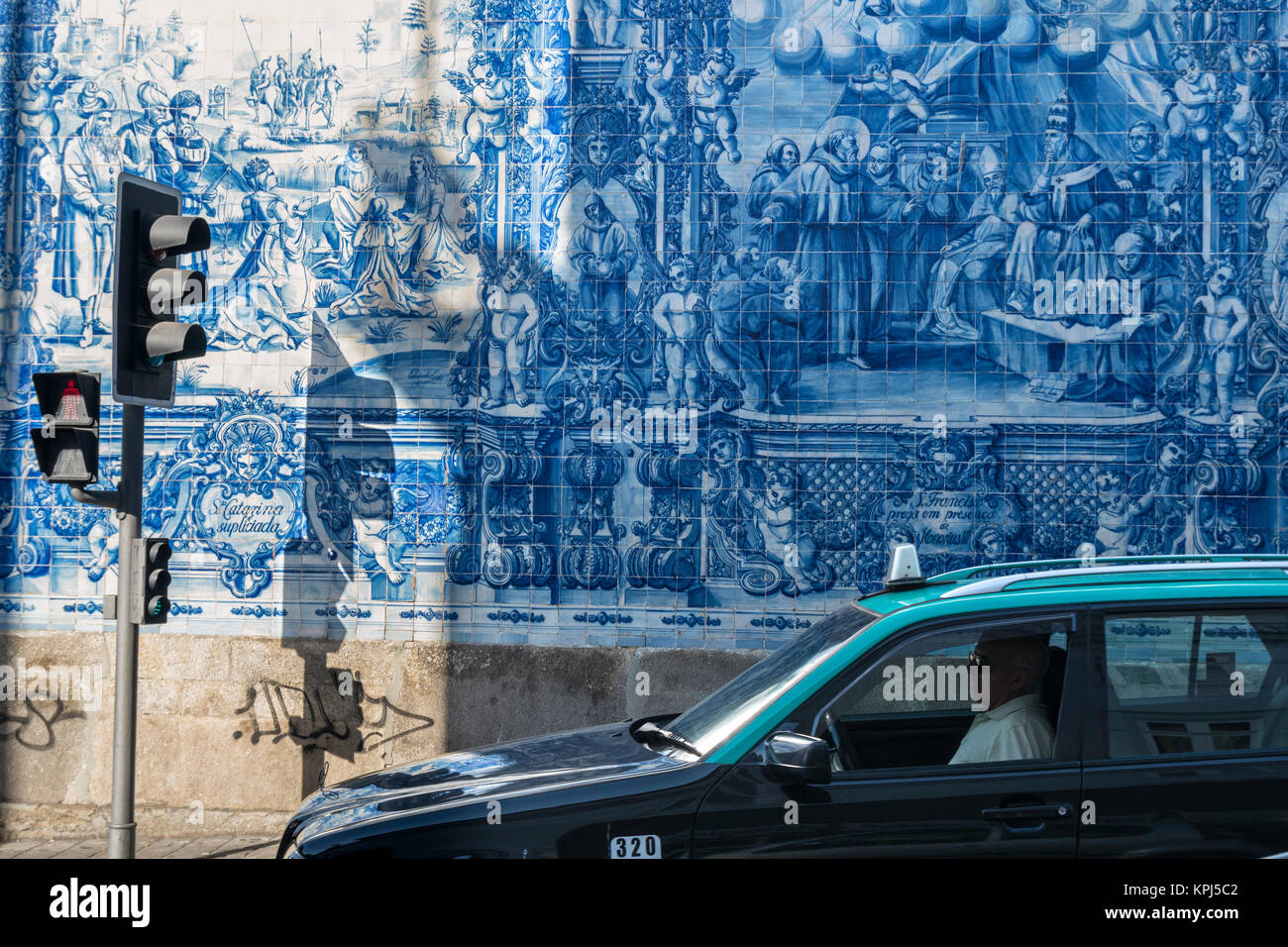 Traditionelle, blau glasiert, dececorated Fliesen, Azulejos, auf der Außenseite der Capela das Almas Kirche, im Zentrum von Porto, Portugal Stockfoto